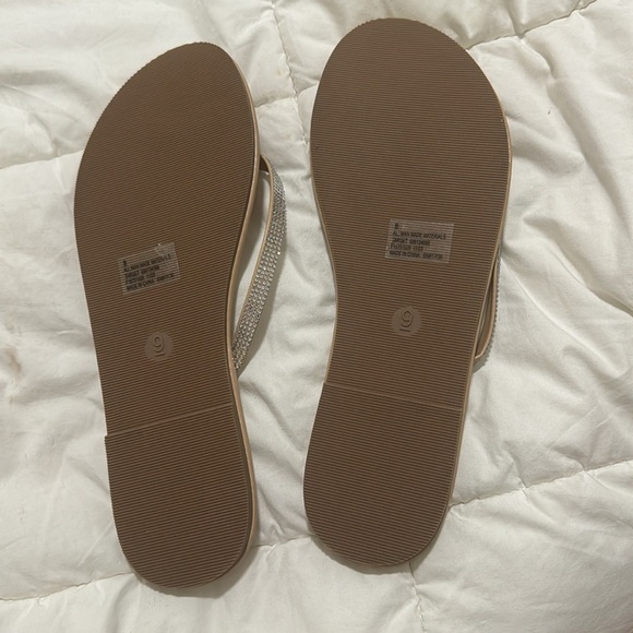 Shade & Shore Cream Shoes - Picture 2 of 3